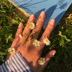 Carica l'immagine nel visualizzatore di Gallery, Smalto adesivo fantasia margherite bianche su sfondo trasparente