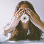 Carica l'immagine nel visualizzatore di Gallery, Smalto adesivo fantasia margherite bianche su sfondo trasparente